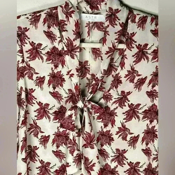 ASTR The Label Long Sleeve Bow Neck Lightweight Sheer Floral Blouse Size Medium - Picture 2 of 10